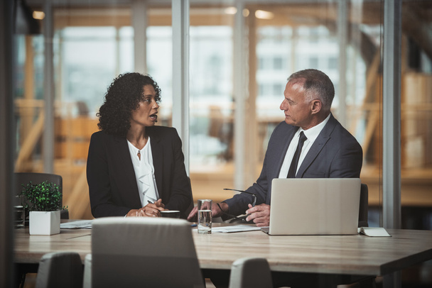 businessman and colleague discussing business in office - Foto, Imagen