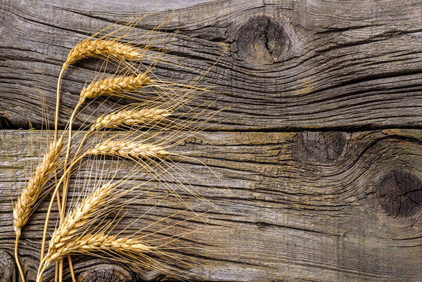 木製の背景の小麦です。トップ ビュー - 写真・画像