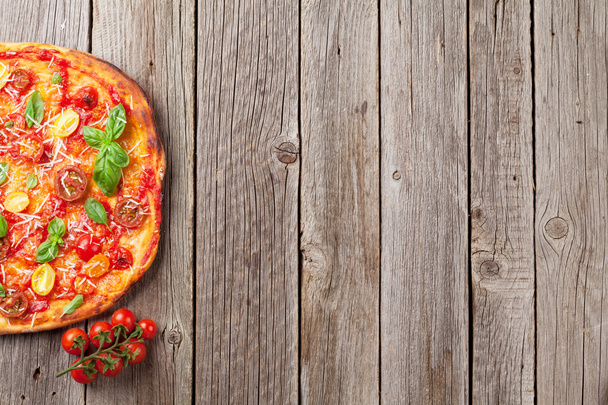 Pizza maison aux tomates
 - Photo, image