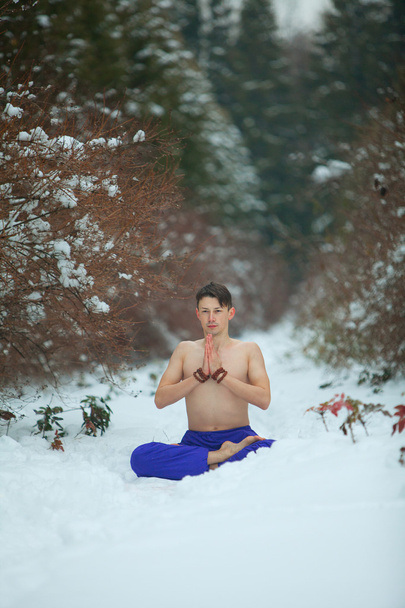 dhanurasana yoga man - Фото, изображение