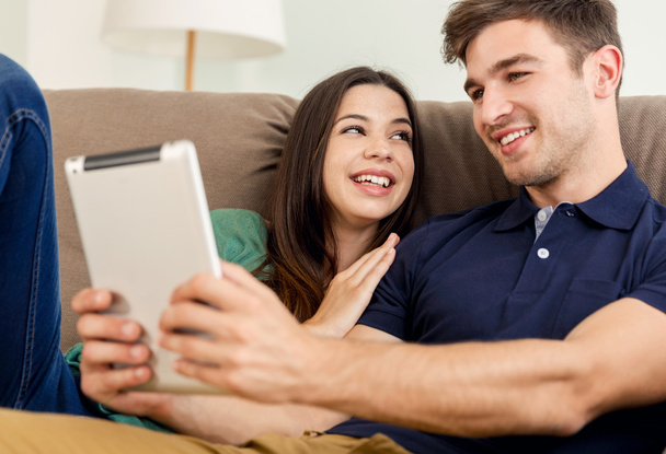 Giovane coppia guardando qualcosa su tablet
 - Foto, immagini