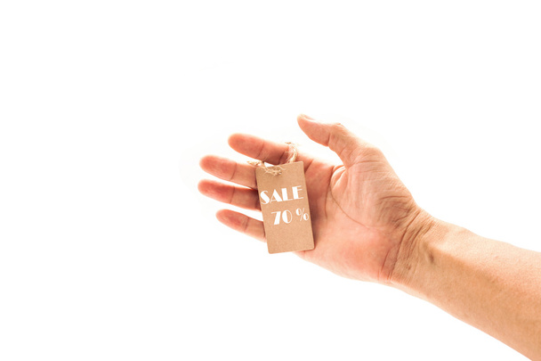mano maschio con piccolo tag marrone, cartellino del prezzo, cartellino di vendita 70%
  - Foto, immagini