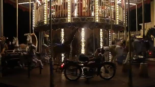 Feria del Condado de merry-go-round por la noche
 - Imágenes, Vídeo