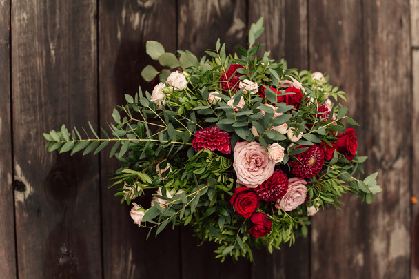 Matrimonio composizione floreale su sfondo di legno
 - Foto, immagini