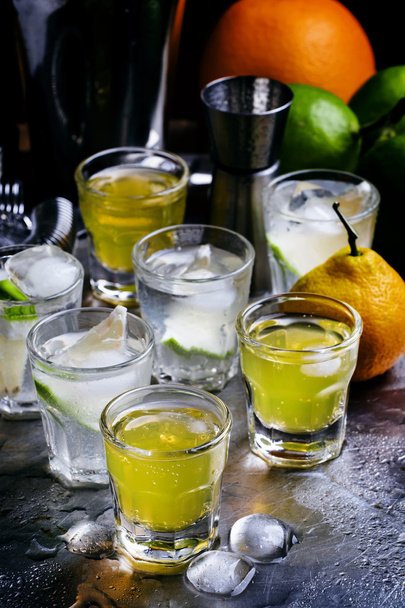 Orange and lime alcoholic cocktails - Foto, imagen