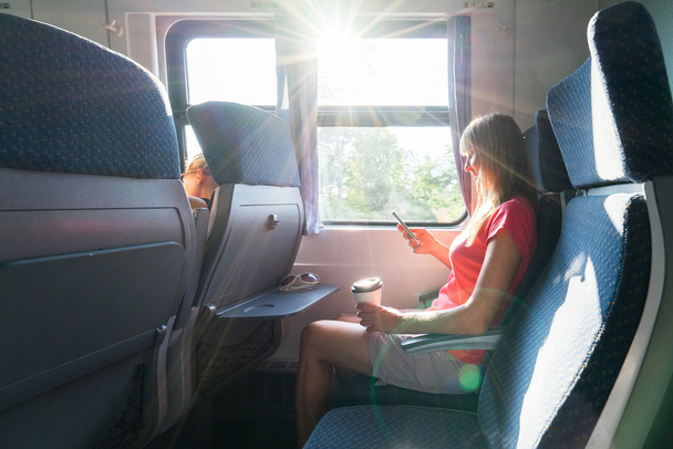 γυναίκα που ταξιδεύουν με το τρένο - Φωτογραφία, εικόνα