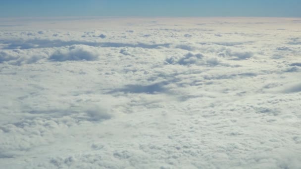 Голубое небо и белые кучи облаков, смотрящих через иллюминатор летающего самолета
. - Кадры, видео