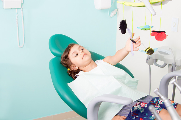 κοριτσάκι στο οδοντιατρείο - Φωτογραφία, εικόνα