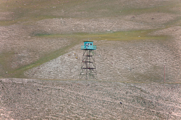 Torre di guardia con finte guardie di frontiera nel Tien Shan
 - Foto, immagini