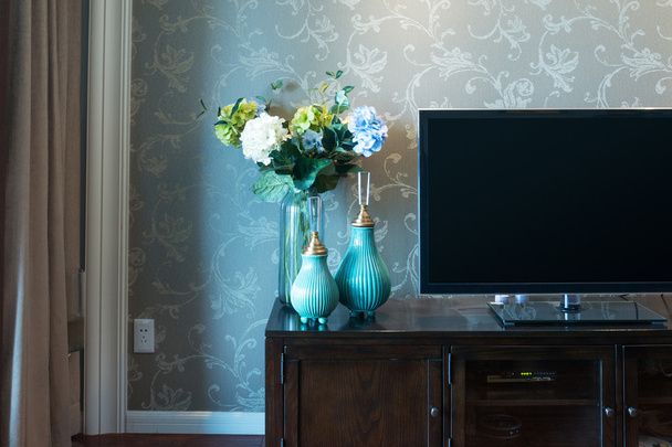 красиві вази біля телевізора
 - Фото, зображення