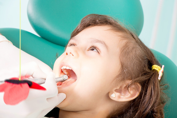 Fogorvos kislány fogak vizsgálata - Fotó, kép