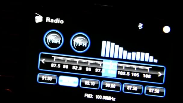 Exhibición de radio del coche. Consola del panel de instrumentos del vehículo y radio estéreo del coche
 - Imágenes, Vídeo