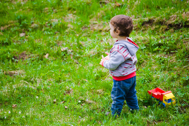 Um menino joga no gramado
. - Foto, Imagem