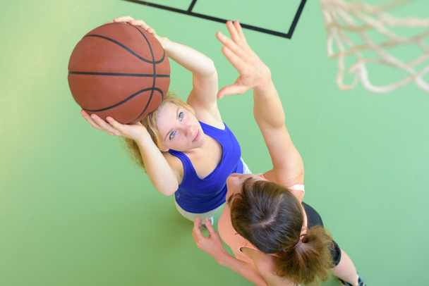 women basketball players and basketball - Foto, afbeelding