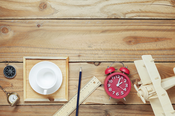 Lege koffie kopjes met houten vliegtuig, kompas, zakhorloge, liniaal  - Foto, afbeelding