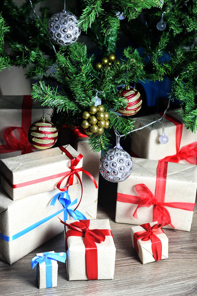 gift under tree christmas ball - Φωτογραφία, εικόνα