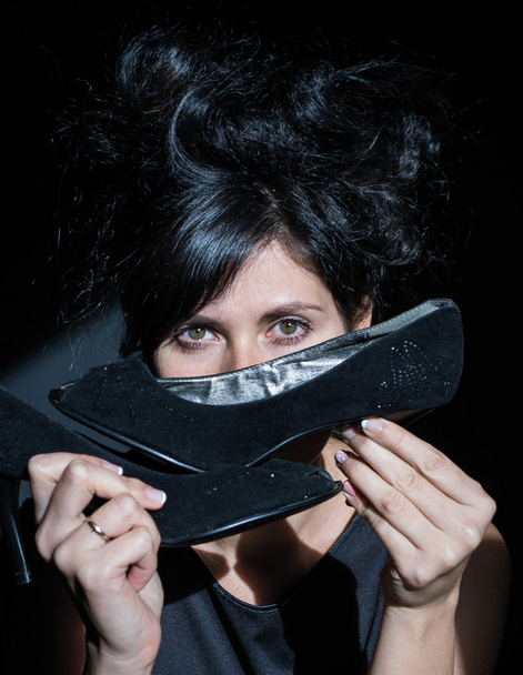 foto retrato de mulher em preto sapatos altos penteado mostra a partir de seu rosto
 - Foto, Imagem