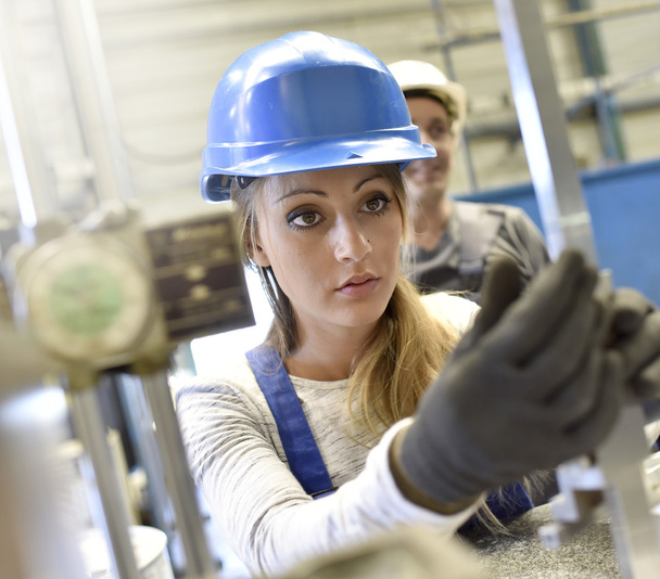 woman apprentice in metalworkshop - Fotoğraf, Görsel