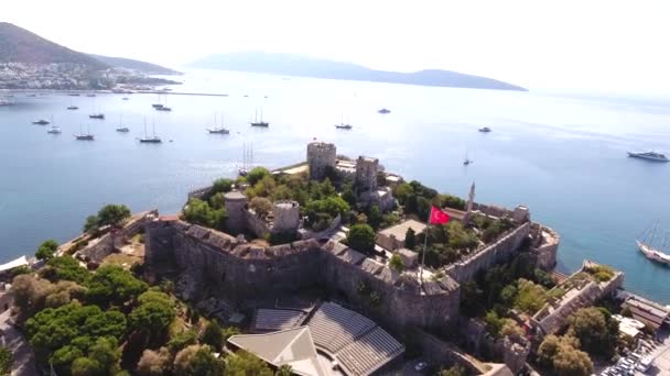 Türkische Flagge Burg Marina Luftschiff Drohne erschossen Geschäft Boot Hafen Luxus Tourismus Küste reisen bodrum mugla, Türkei - Filmmaterial, Video