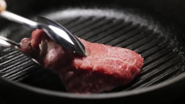 Closeup of grilled steak texture being cooked. - Metraje, vídeo