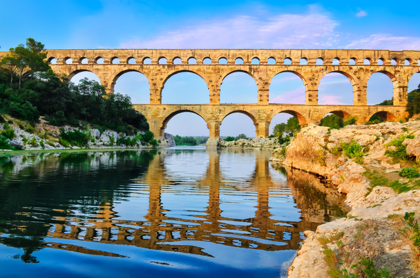 Pont du Gard vista con riflessione sul fiume, Francia
 - Foto, immagini