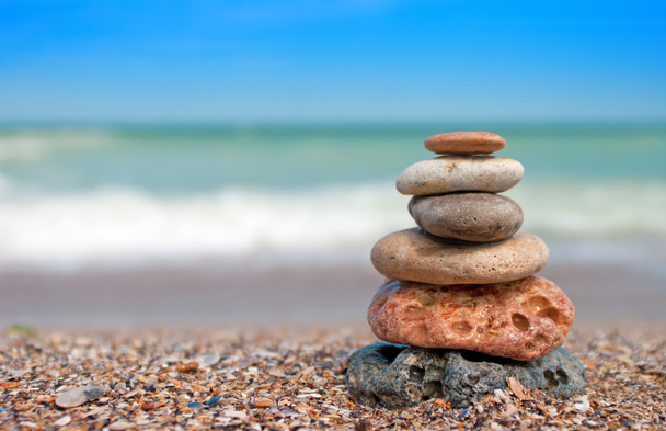 Stos zrównoważonych kamieni na plaży - Zdjęcie, obraz