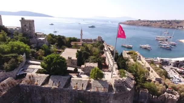 Bandera de Turquía castillo marina yate aéreo avión no tripulado tiro barco de negocios puerto turismo de lujo costa viajes Bodrum Mugla, Turquía
 - Metraje, vídeo