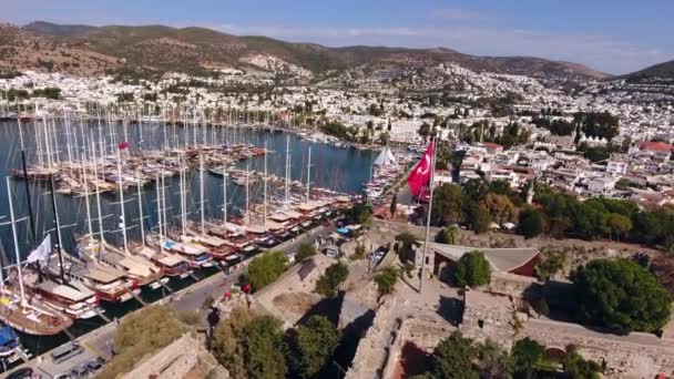 Турецький прапор замок Марина повітряних яхт drone вистрілив човен гавані розкіш туризму берегової лінії командировочний Мугла Бодрум, Туреччина - Кадри, відео