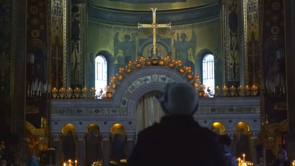 una mujer se para frente al altar de la iglesia. Levantando Su Cabeza Mirando a la Cruz y a la Virgen María en la Cúpula del Templo
 - Imágenes, Vídeo