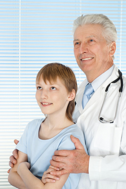 Caucasian senior doctor with a patient - Foto, Imagen