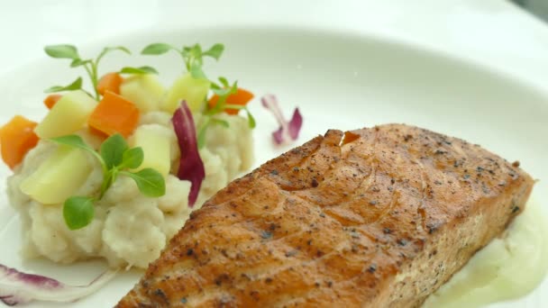 filete de salmón a la parrilla con salsa y verduras - Metraje, vídeo