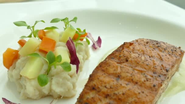 grilovaný lososí steak s omáčkou a zeleninou - Záběry, video