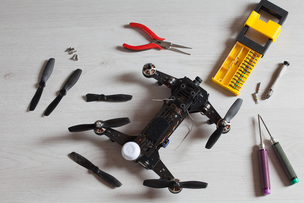 Reparatie onderhoud drone fpv, schroeven, schroevendraaiers, propellers - Foto, afbeelding