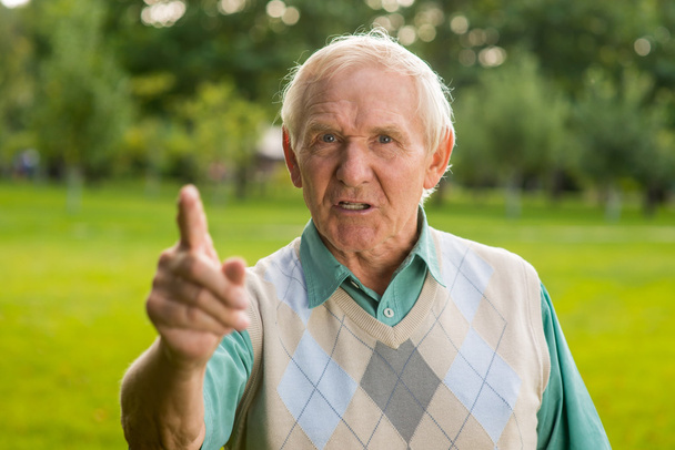 Senior man bedreigt met vinger. - Foto, afbeelding