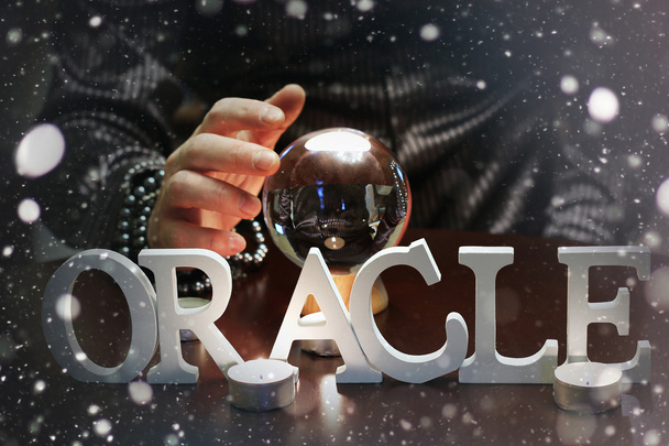 Sorcerer átadja egy átlátszó crystal ball jövendőmondás jövő - Fotó, kép