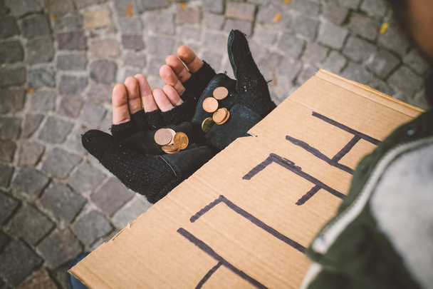 Een dakloze bedelen geld omdat arme - Foto, afbeelding