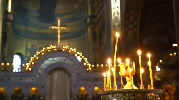 La Cruz Cristiana domina la entrada al altar. Vela ardiente y cera de fusión
. - Imágenes, Vídeo