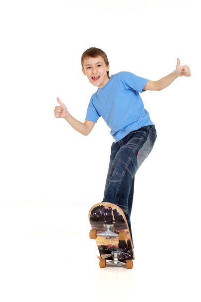 Boy standing on skateboard - Foto, afbeelding