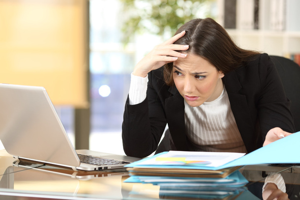 Worried businesswoman with a difficult job - Foto, immagini