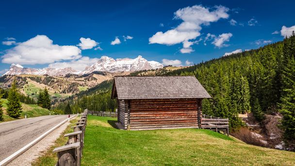 View of wooden cottage in Dolomites, Italy - Foto, immagini
