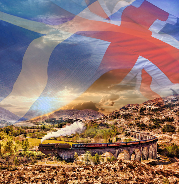 Glenfinnan vasúti viadukt Skócia ellen a skót ang brit zászlók a jakobita gőzmozdony - Fotó, kép