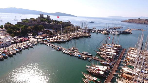 Castillo marina yate aéreo bandera turca drone tiro barco de negocios puerto turismo de lujo costa viajes Bodrum Mugla, Turquía
 - Metraje, vídeo
