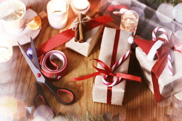 Natal presente embalagem mão madeira
 - Foto, Imagem