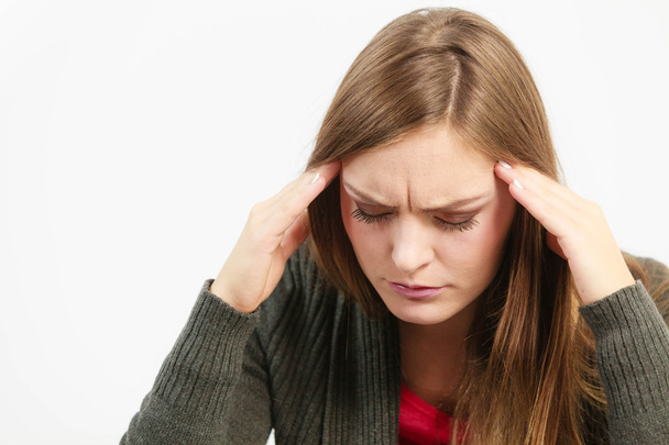 Mujer joven con dolor de cabeza
 - Foto, imagen