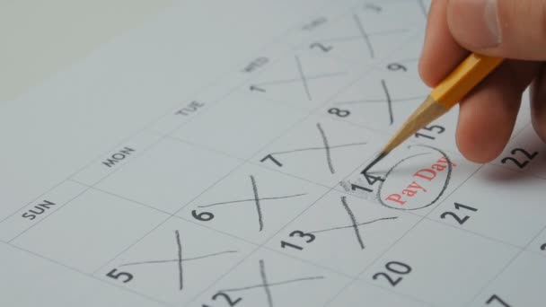 ember a jegyzeteket a naptárban, hogy eljött a fizetésnap - Felvétel, videó