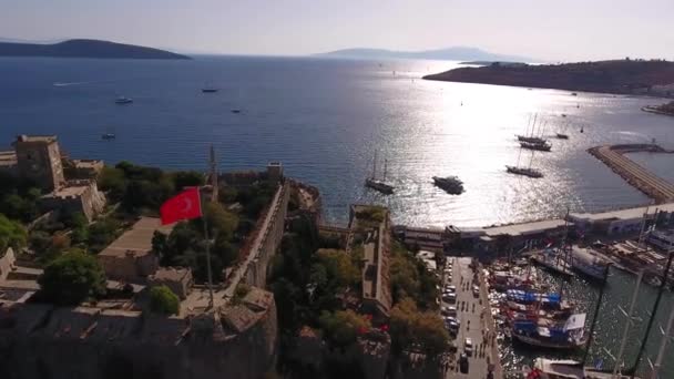 Turecká vlajka hrad marina letecké jachta dron zastřelil obchodní přístav luxusní cestovní ruch pobřeží cestování lodí Bodrum Mugla, Turecko - Záběry, video