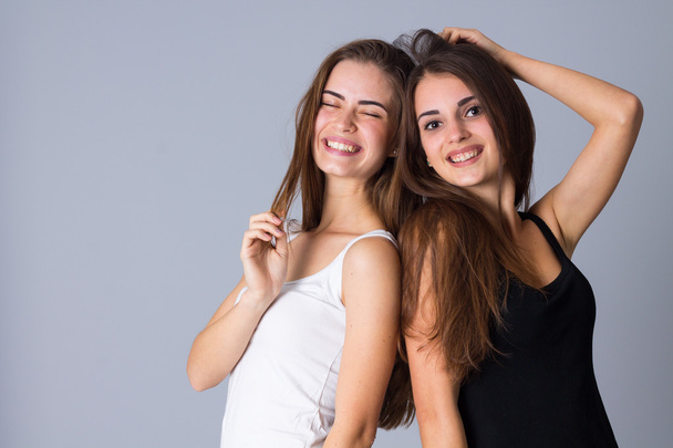 Deux jeunes femmes souriantes - Photo, image