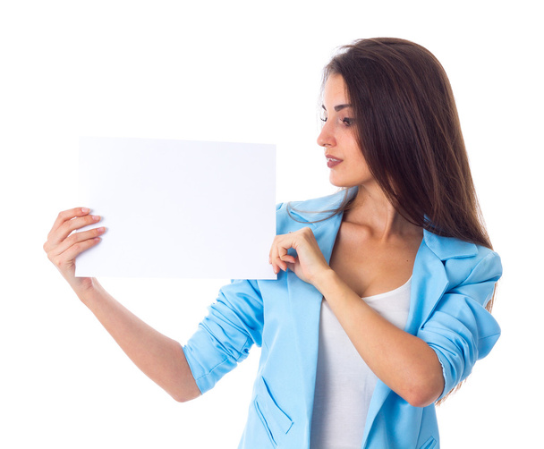 Femme tenant une feuille blanche de papier
 - Photo, image