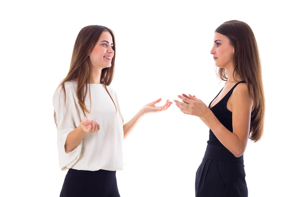 Két fiatal nő beszél - Fotó, kép