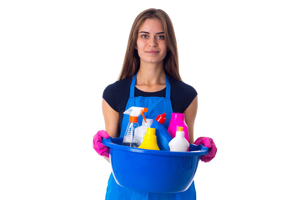 Donna che tiene le cose di pulizia in washbowl
 - Foto, immagini